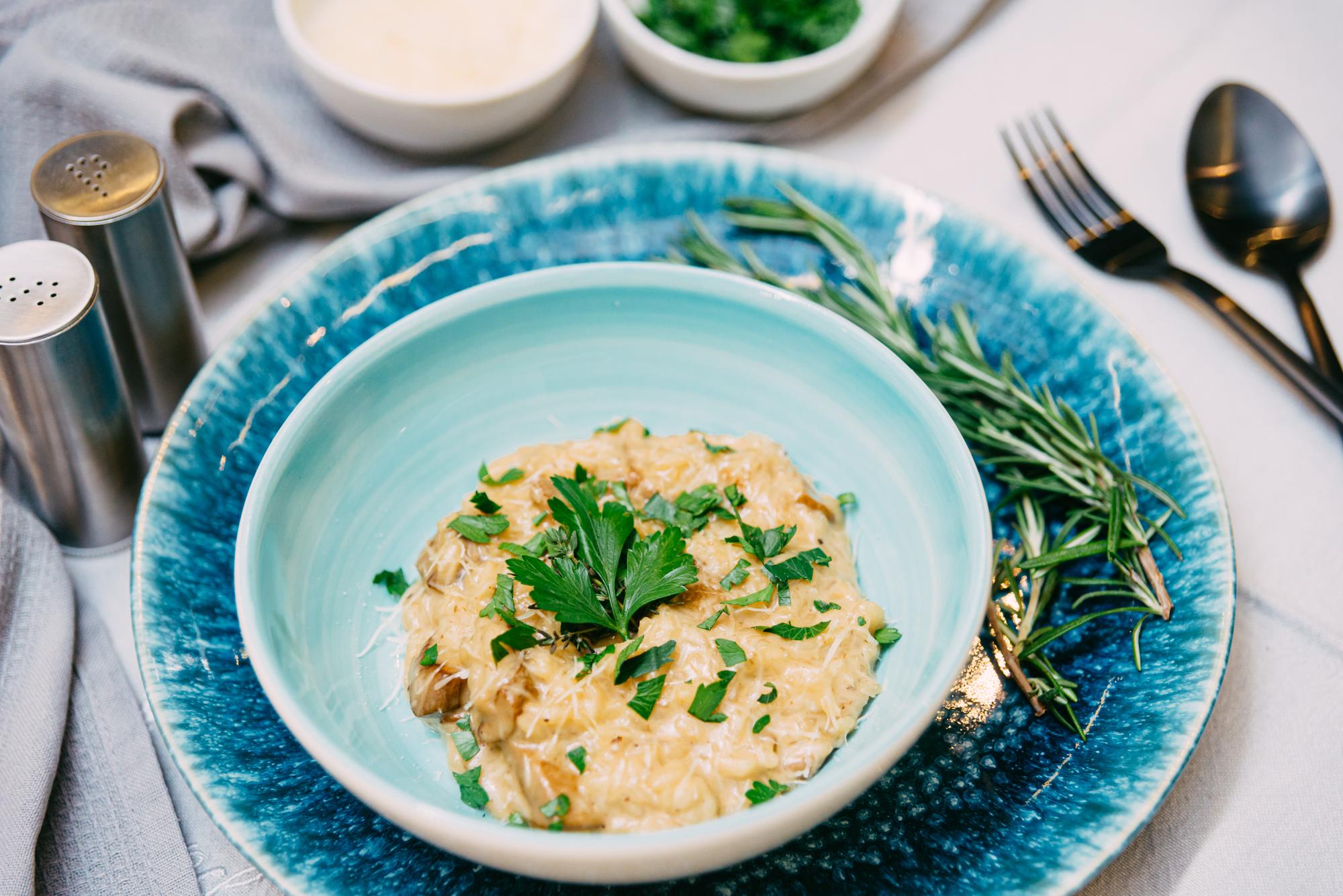 Gilia lėkštė su kreminiu risotto ir žolelėmis
